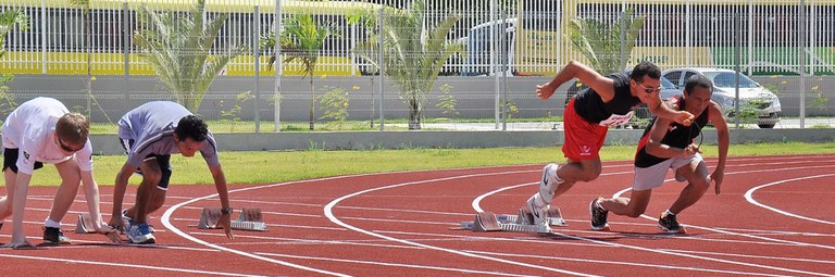 Atletas na pista de atletismo